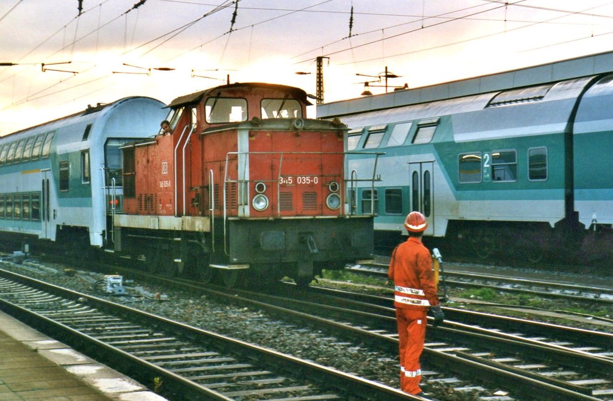 DB 345 035 shunts DB Regio stocvk at Dresden Hbf on 6 November 1999.