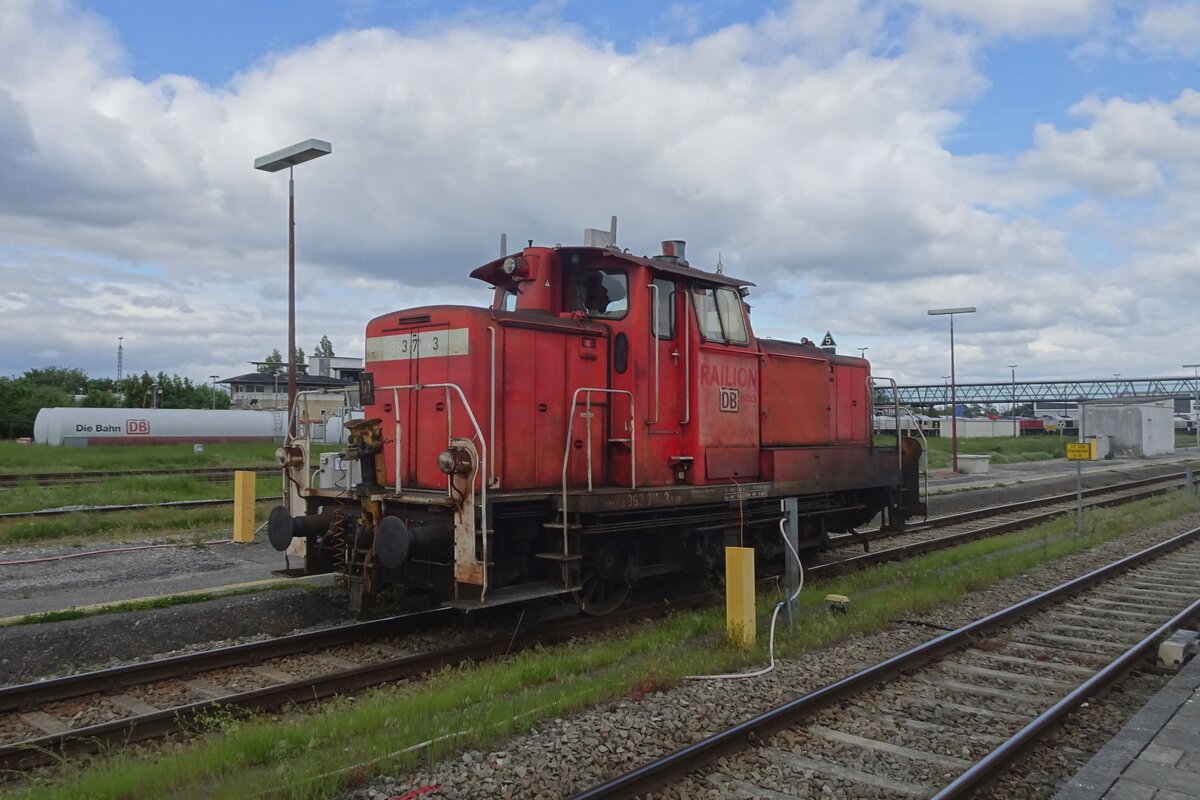 DB 363 711 has seen better times than when she was seen at Mühldorf on 18 May 2023.