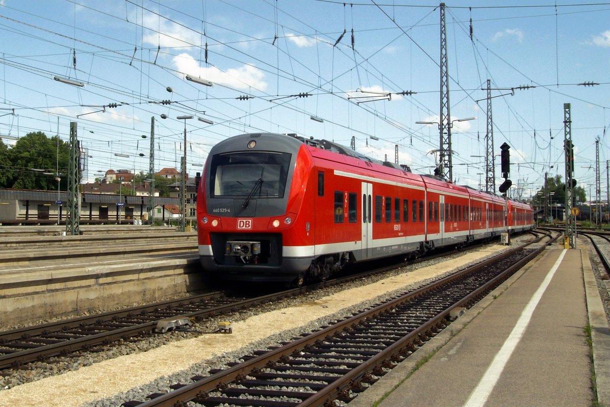 DB 440 525 calls at Augsburg Hbf on 8 June 2009.