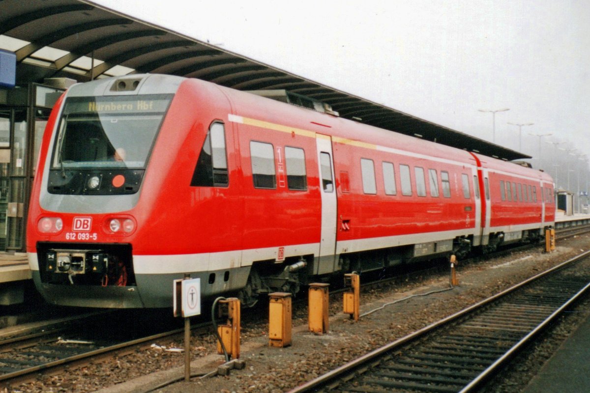 DB 612 093 calls at Marktredwitz on 5 June 2003.