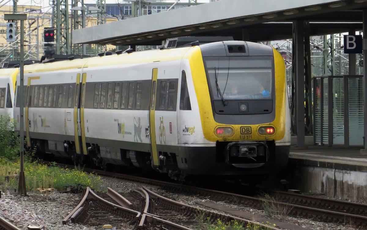 DB 612 571 quits Stuttgart Hbf on 23 September 2020.