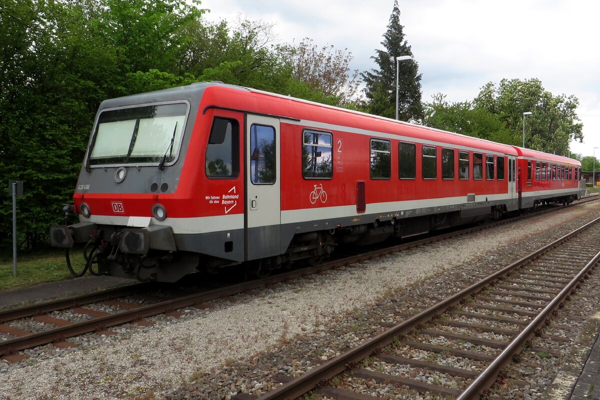 DB 628 688 oozes at Wasserburg (Inn) on 18 May 2023. Due to construction works between Grafing Bahnhof and Wasserburg, far less DMYs were needed for the service between Wasserburg and Mühldorf.