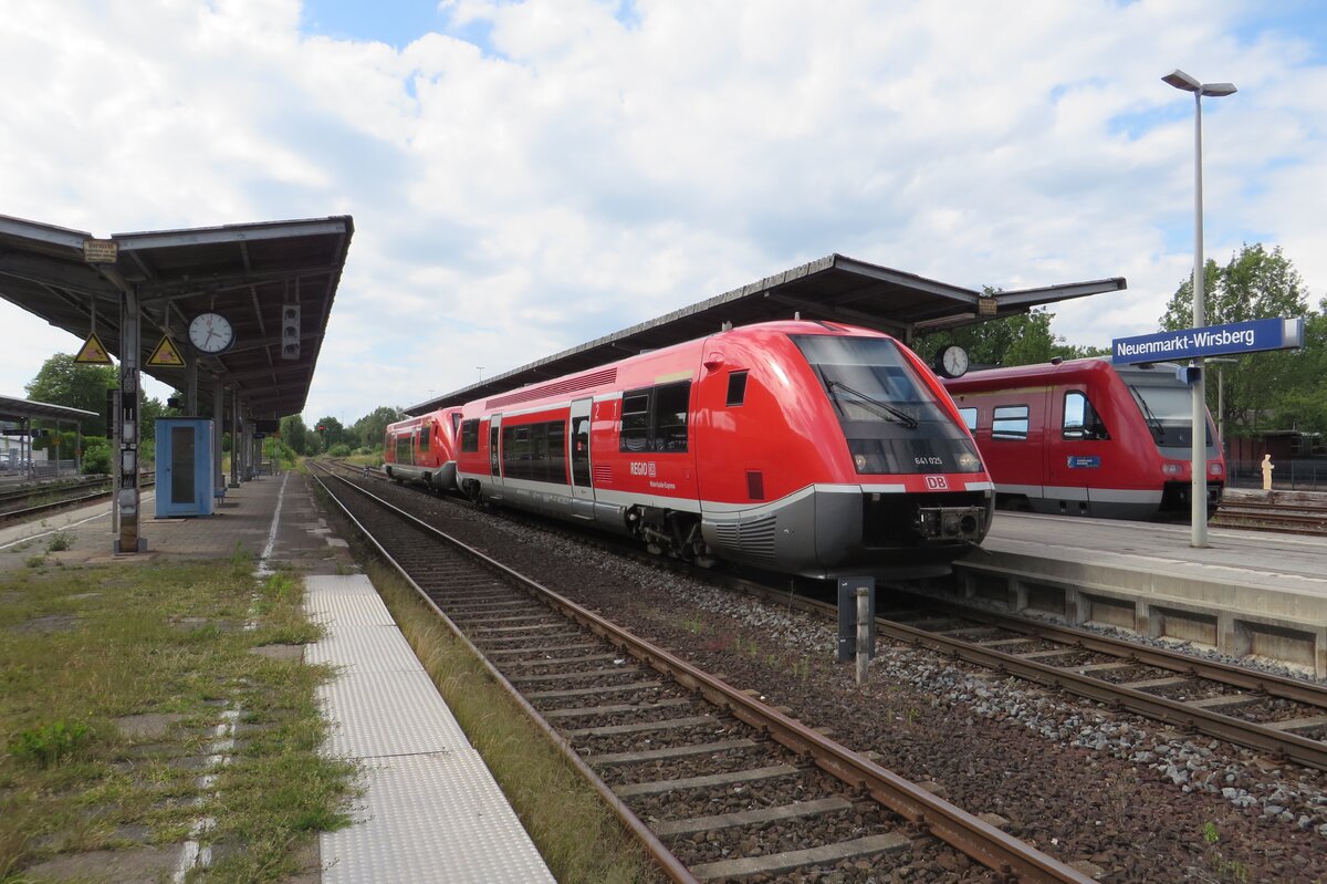 DB 641 025 calls at Neuenmarkt-Wirsberg on 13 June 2022. Here, the train will be split with one section to continue toward Bayreuth and the second to Hof.