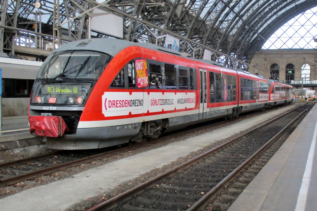DB 642 039 advertises at Dresden Hbf for the direct connection to Wroclaw on 8 April 2018.
