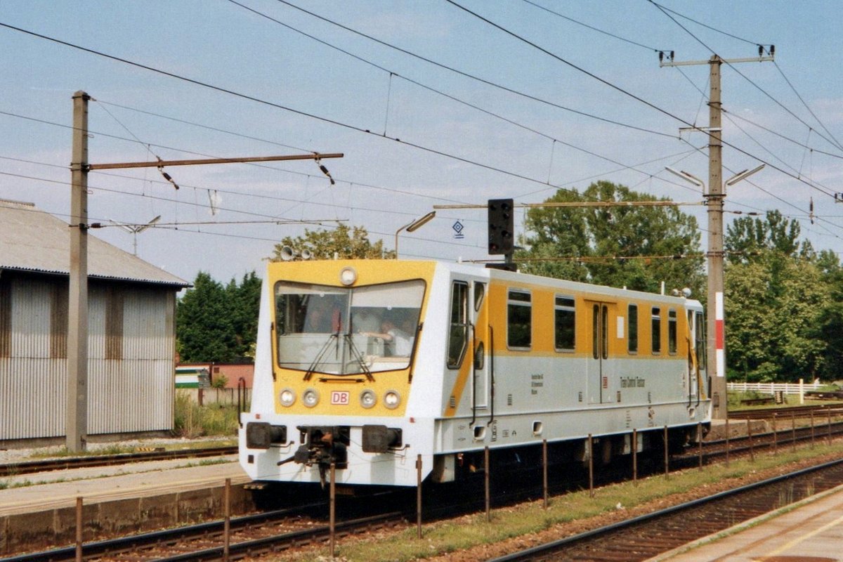 DB 707 001 finds herself away from home on 23 May 2002 when passing through Brück an der Leitha.
