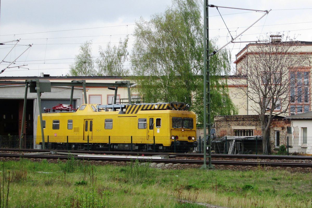 DB 708 334 runs through Halle (Saale) Hbf on 11 April 2014.