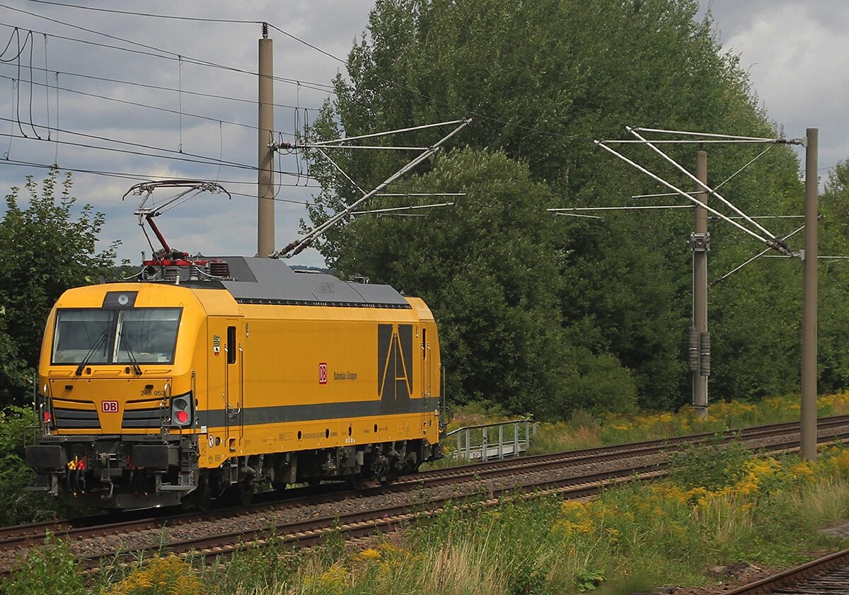 DB Bahnbau/Infrago 249 052 passes near the SEM Chemnitz-Hilbersdorf on 22 August 2026 on the through tracks to/from Dresden.
