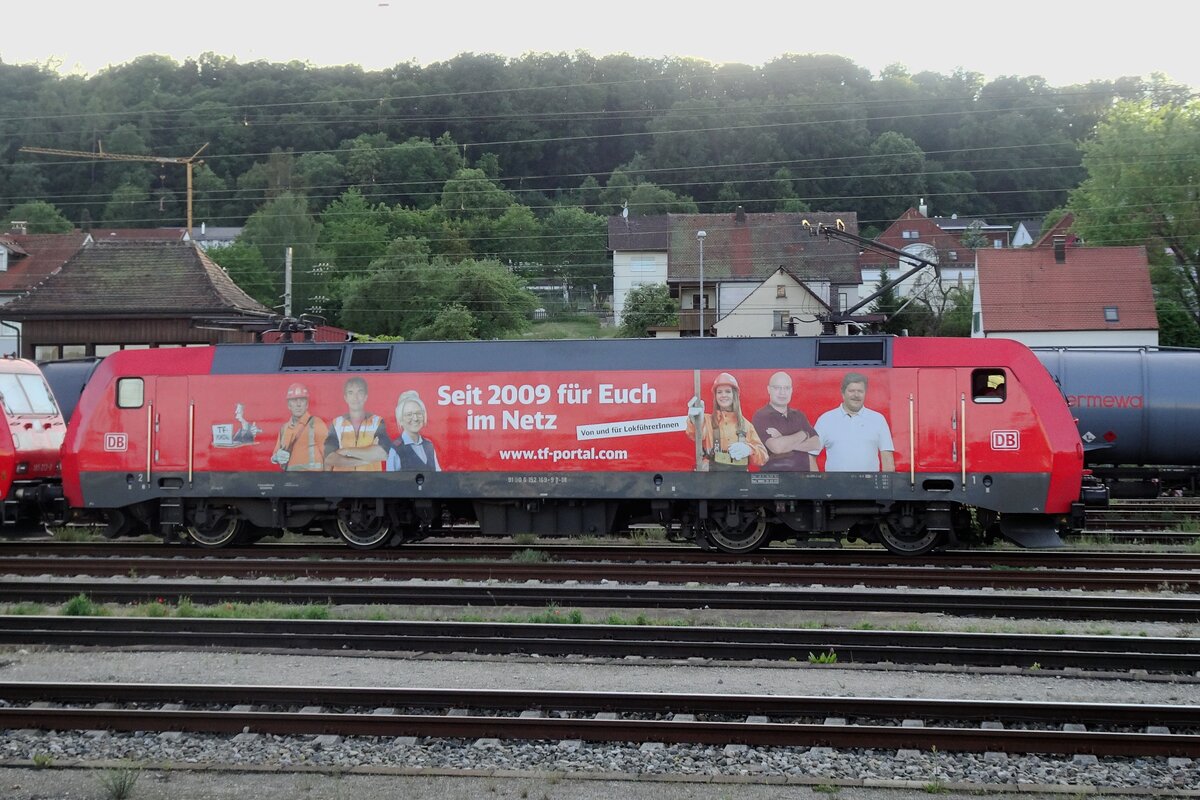 DB cargo 152 169 stands at Treuchtlingen on the evening of 26 May 2022.