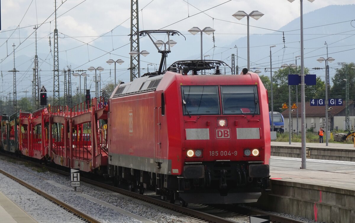 DB Cargo 185 004 hauls a rake of empties through Rosenheim on 21 September 2021.