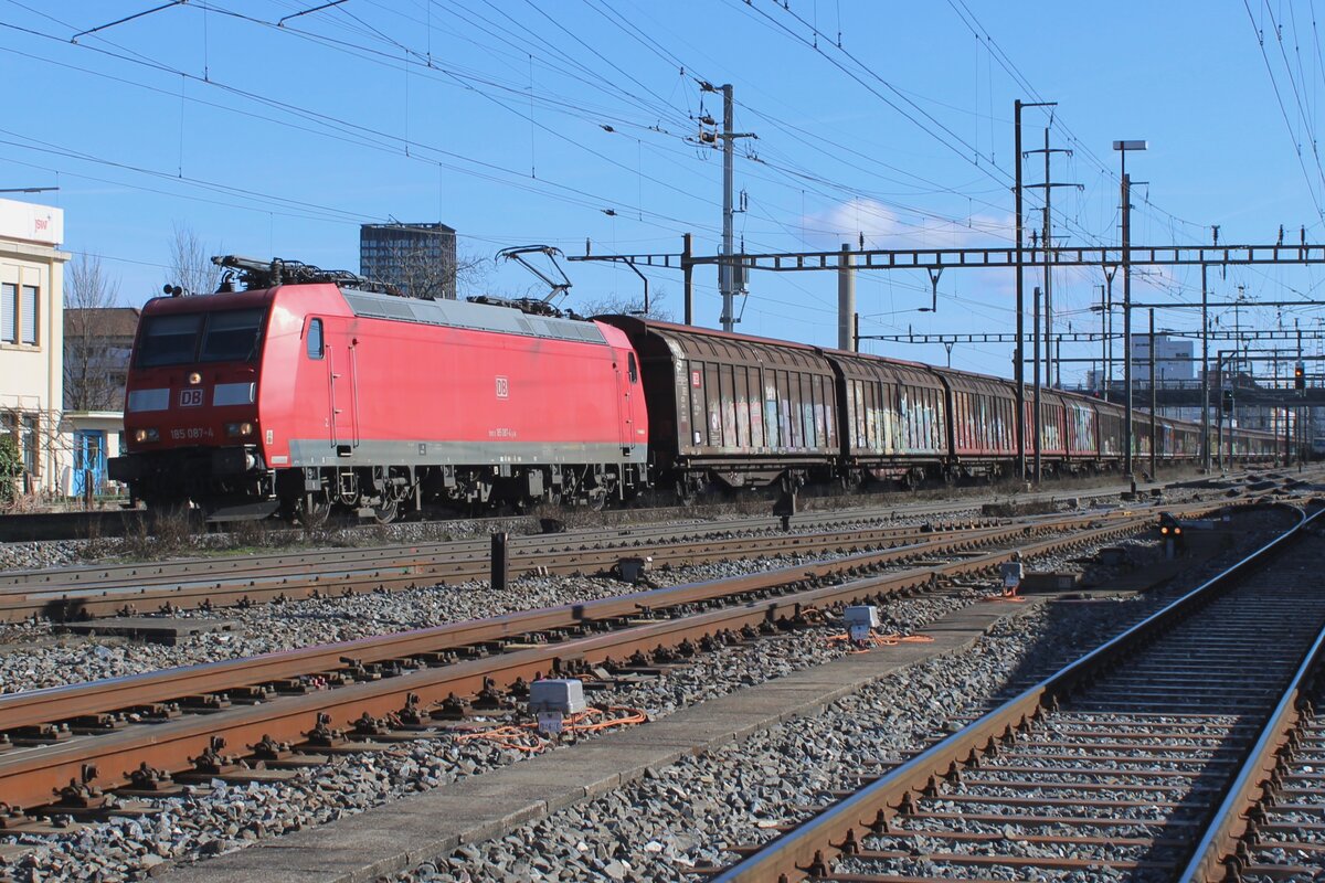 DB Cargo 185 087 hauls a block train through Pratten toward Freiburg on 13 February 2024.