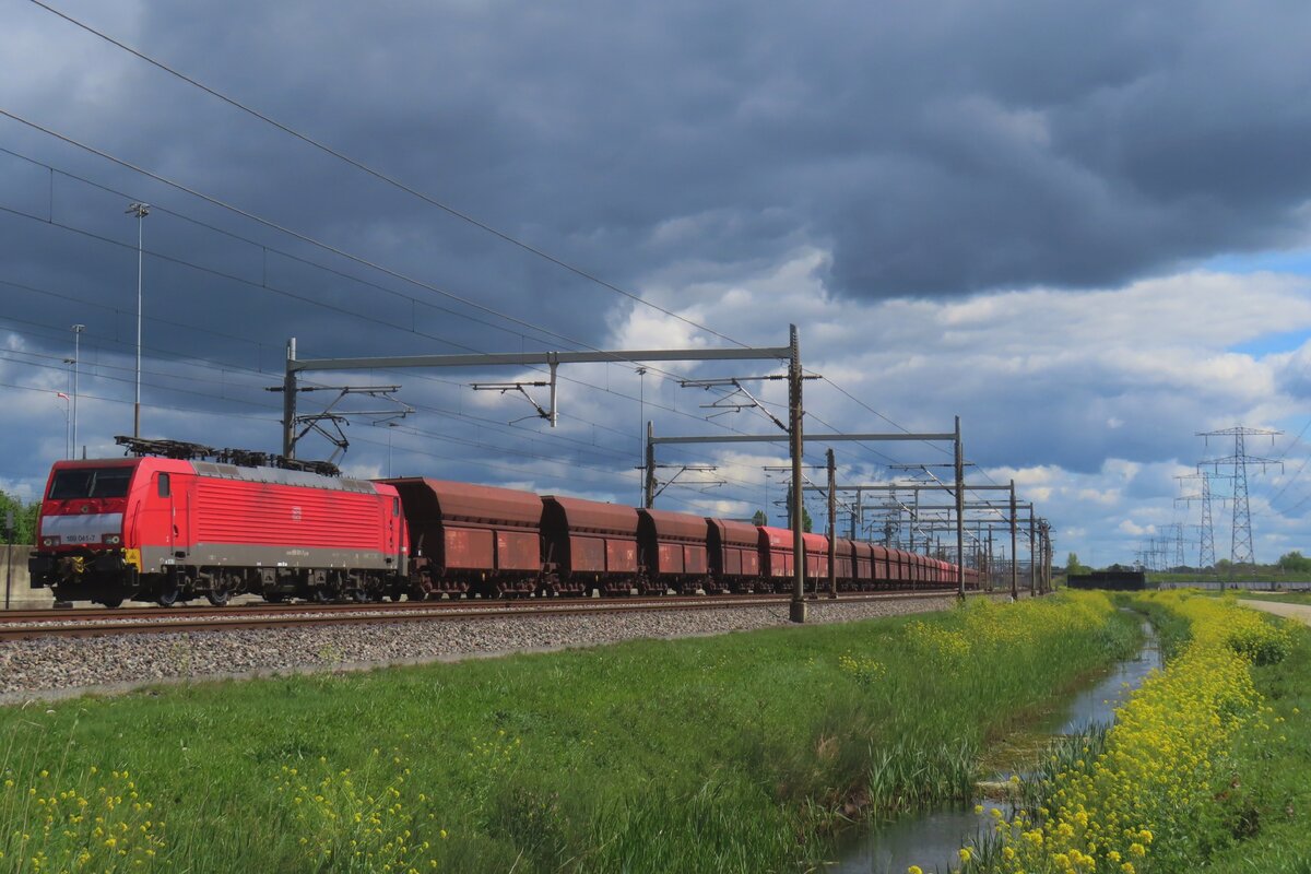 DB Cargo 189 041 hauls the emopty stock of an iron ore train through Valkbnurg on 18 April 2024.