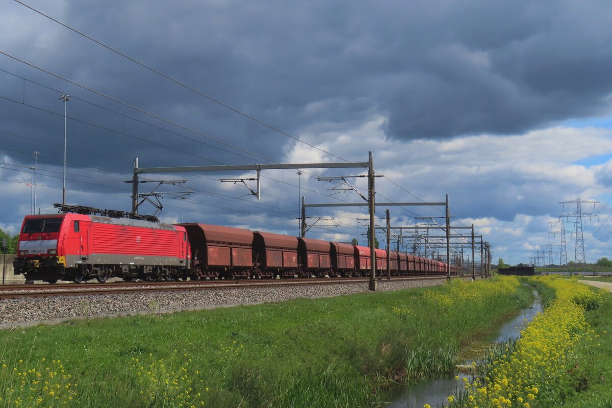 DB Cargo 189 041 hauls the emopty stock of an iron ore train through Valkbnurg on 18 April 2024.