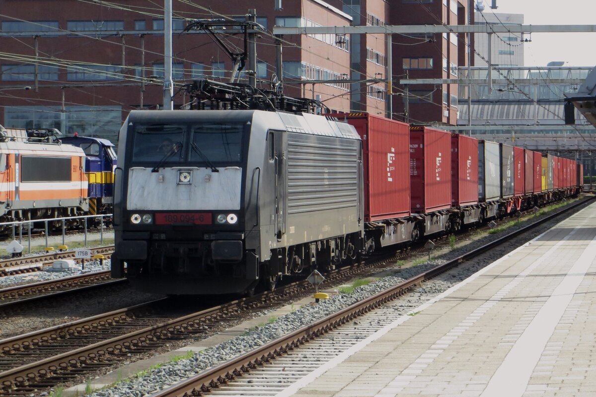DB Cargo 189 094 enters Amersfoort with a container train from Bad Bentheim on 27 April 2023.