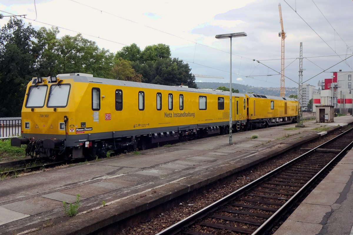 DB Netz 720 302 stands at Stuttgart Hbf on 23 September 2020.