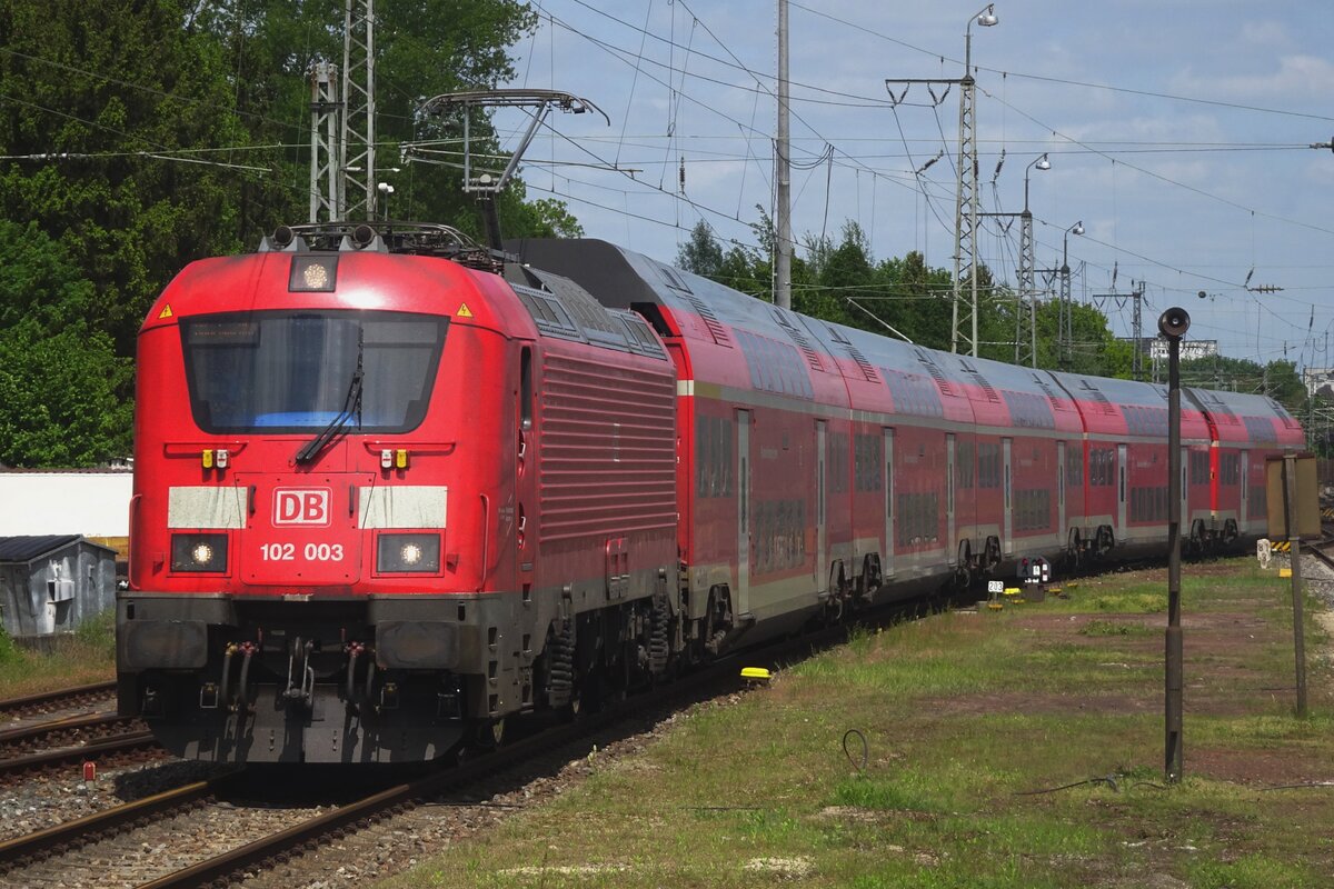 DB Regio 102 003 enters Ingolstadt Hbf on 18 May 2023 with the Nürnberg-München Express, formerly the fastest regional train in Germany.