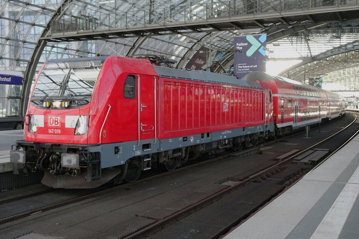 DB Regio 147 019 calls at Berlin Hbf on 18 September 2022.