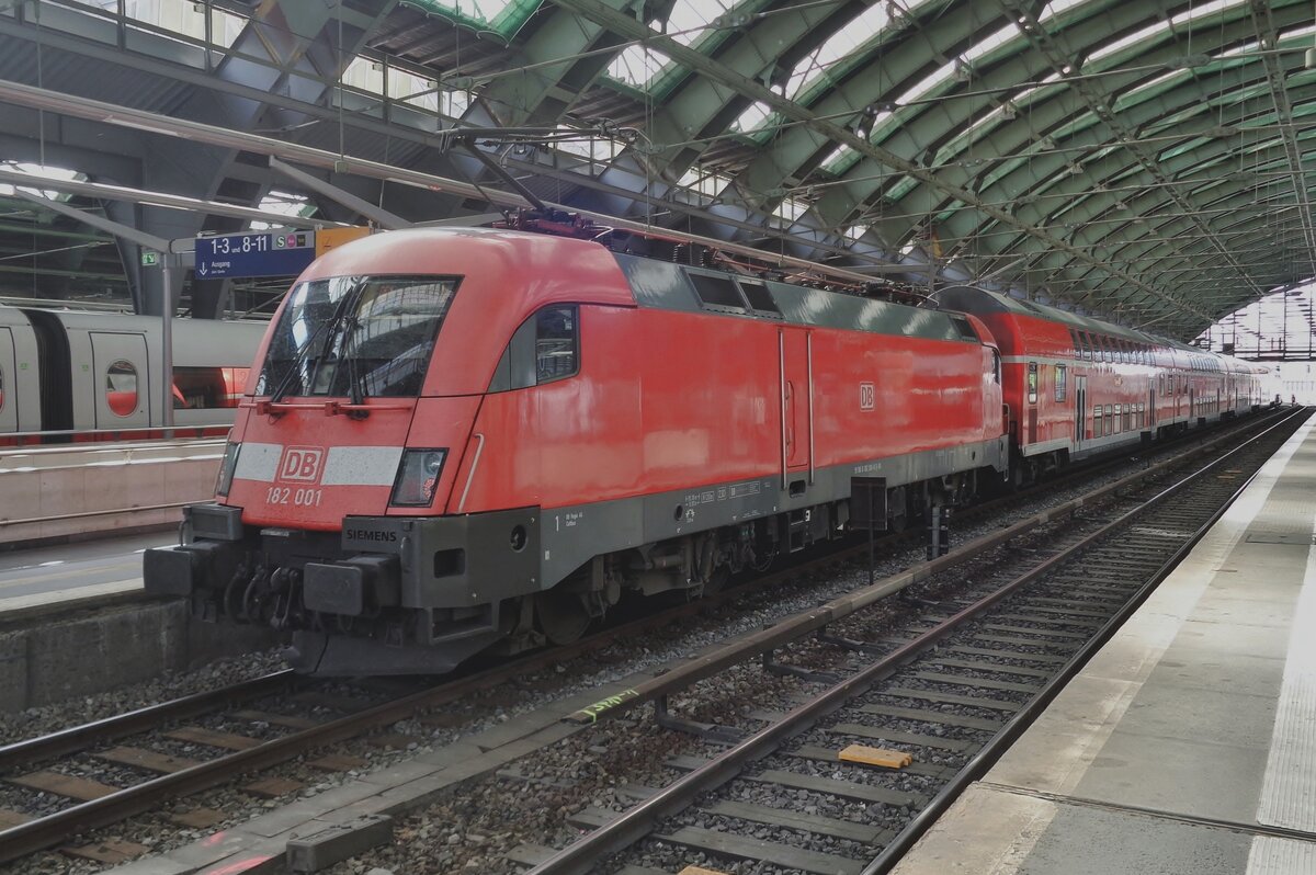 DB Regio 182 001 calls at Berlin Ostbahnhof on 30 April 2018.