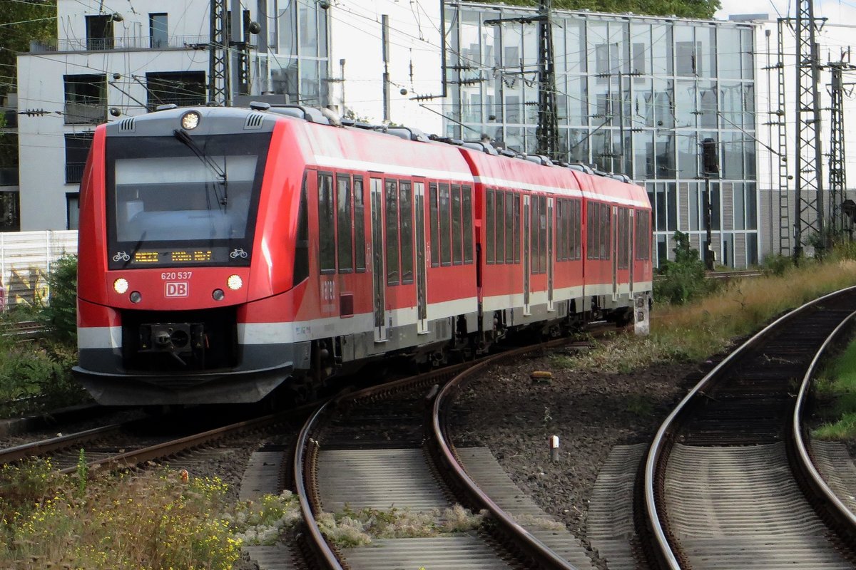 DB Regio 620 537 is about to call at Köln Süd on 24 September 2020.