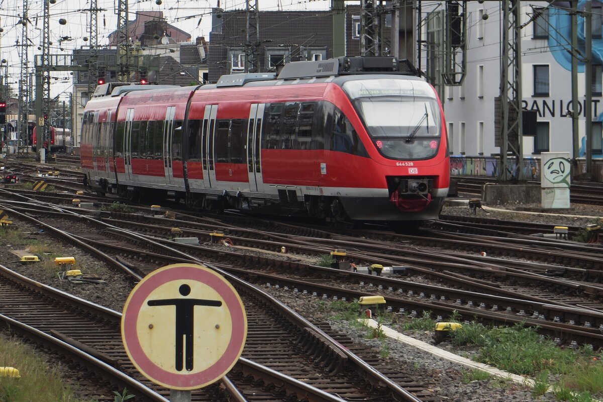DB Regio 644 528 quits Köln Hbf on a sombre 7 May 2023.