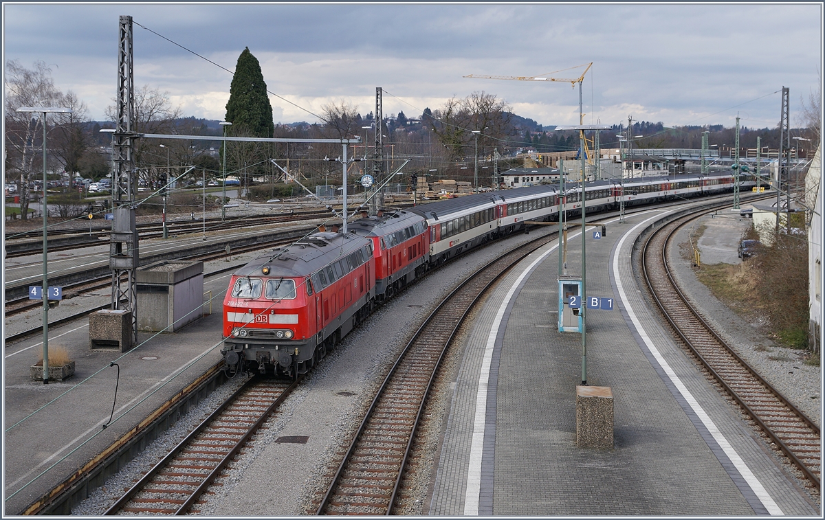 DB V 218 422-4 and 403-4 with an EC from München to Zürich in Lindau.
16.3.2018