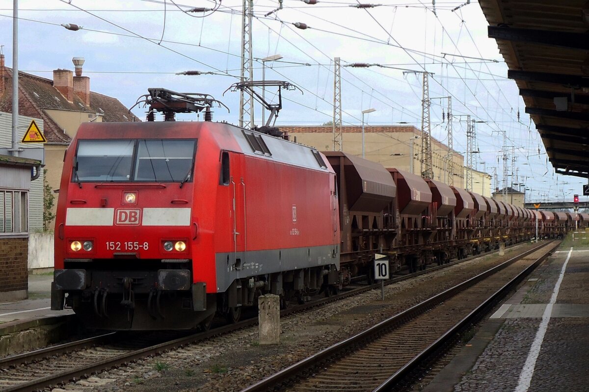 DBC 152 155 hauls a block train through Falkenberg (Elster) on 23 September 2014.