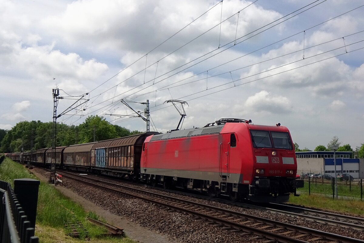 DBC 185 017 enters Venlo on 28 May 2021.