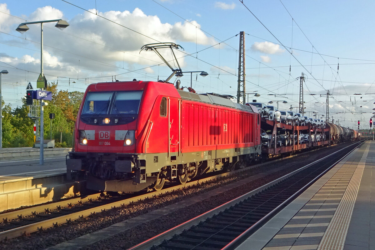 DBC 187 084 passes through Celle with an automotive train on 18 September 2019. 