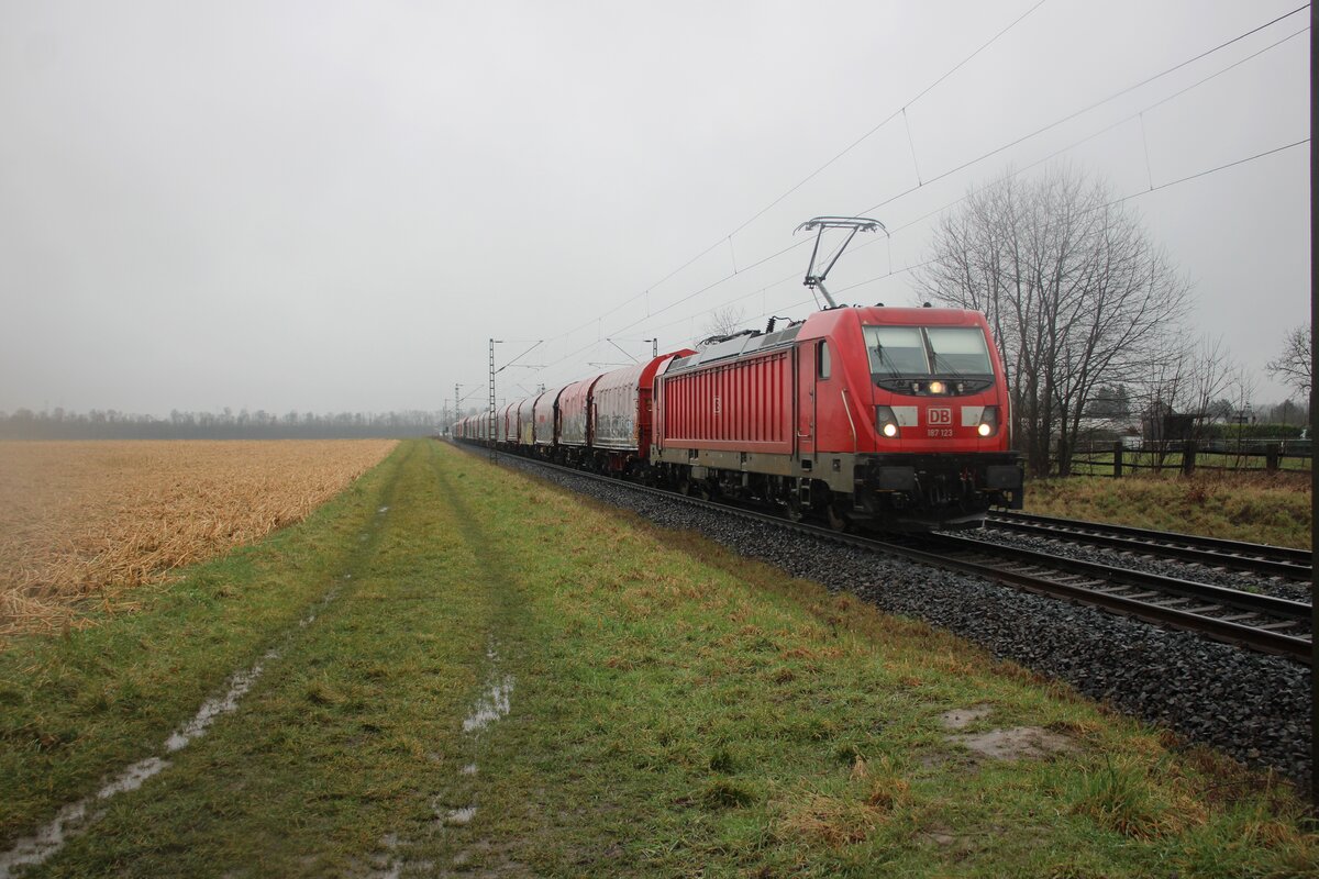 DBC 187 123 hauls a steel train through Kaarst-Broicherseite on 12 February 2026.