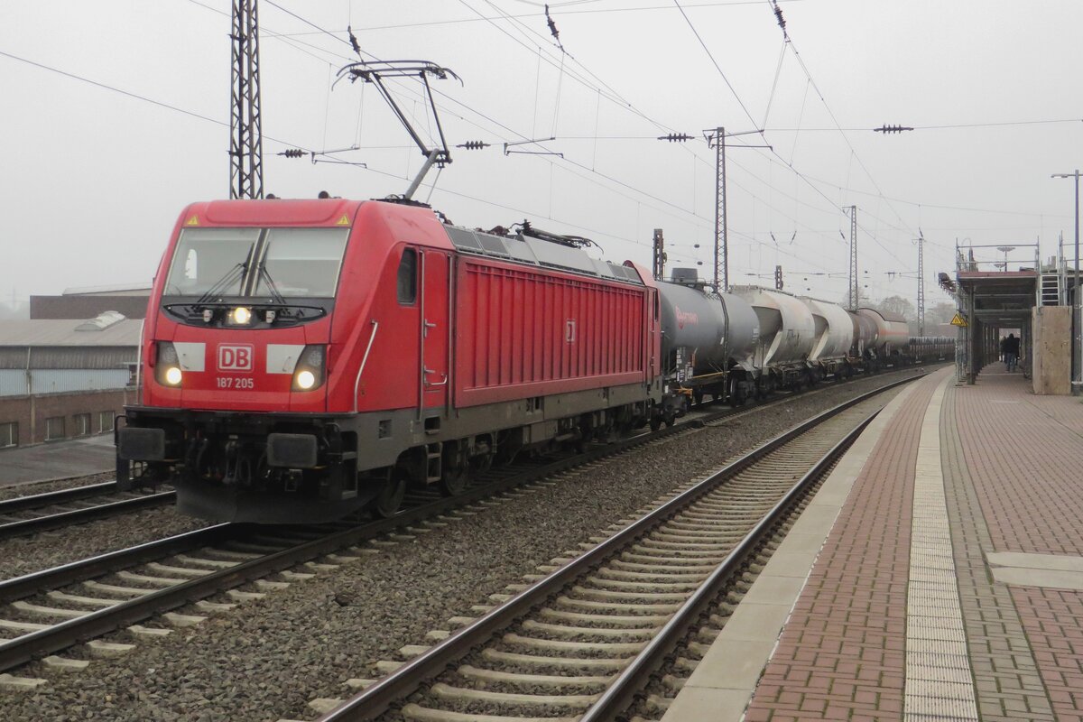 DBC 187 205 hauls a mixed freight through Witten Hbf on 26 Janaury 2022.
