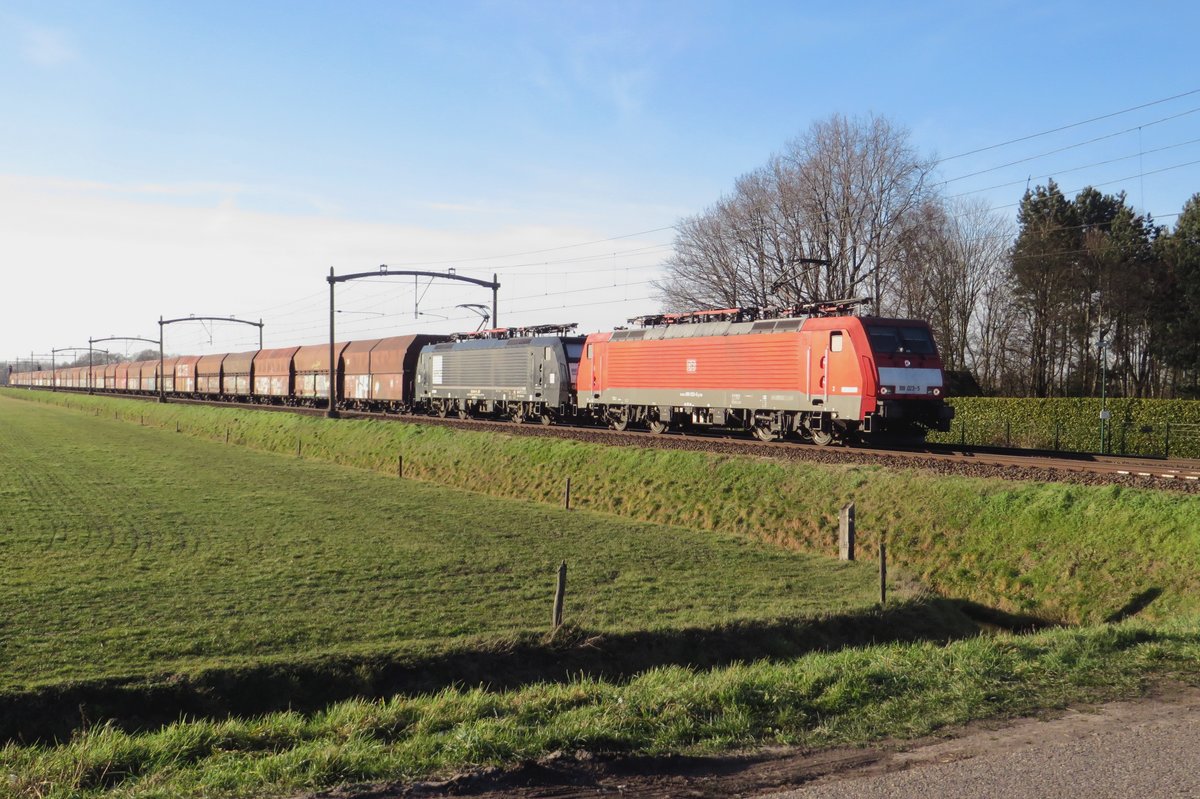 DBC 189 023 hauls a mercenary loco and a coal train through Hulten on 21 february 2021.