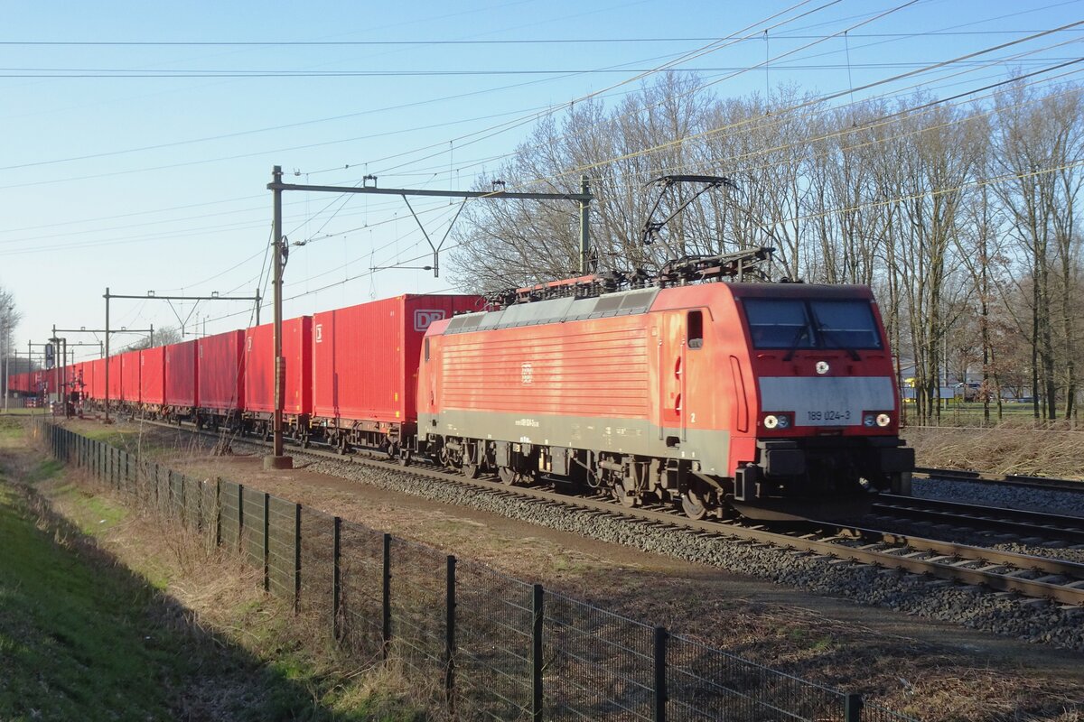 DBC 189 024 hauls a container train through Blerick on 5 March 2022.