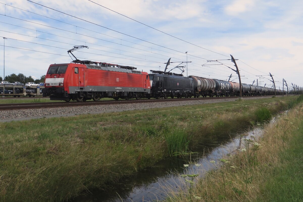 DBC 189 026 hauls a tank train through Valburg on 28 July 2022.