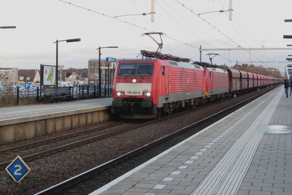 DBC 189 026 passes through Tilburg-Reeshof with an iron ore train on 8 December 2021.