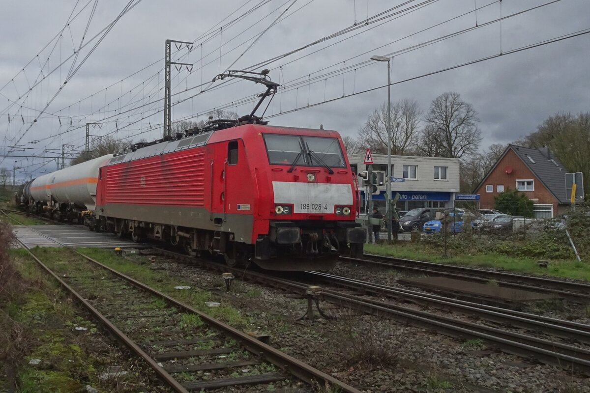 DBC 189 028 enters Emmerich from the Netherlands on a grey 16 march 2024.