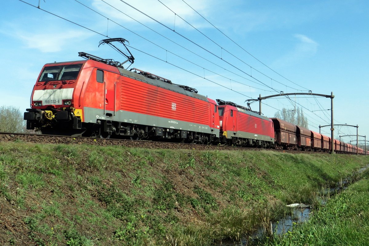 DBC 189 032 hauls an iron ore train through Roond on 30 March 2021.