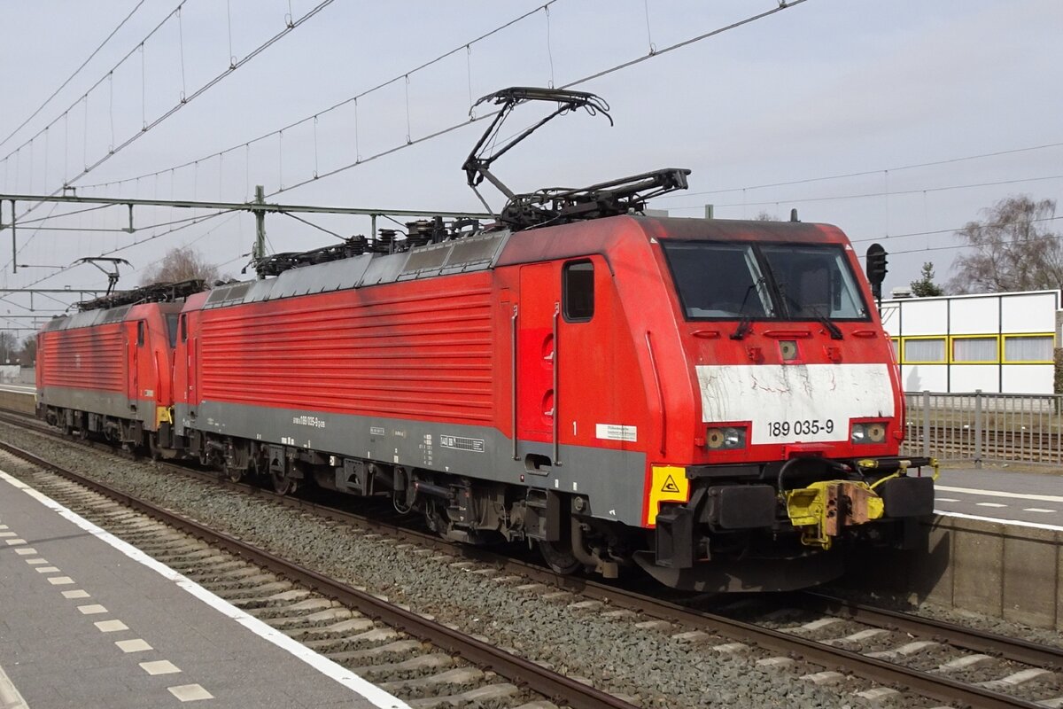 DBC 189 035 shows her autocoupler while passing through Blerick on 16 march 2022.