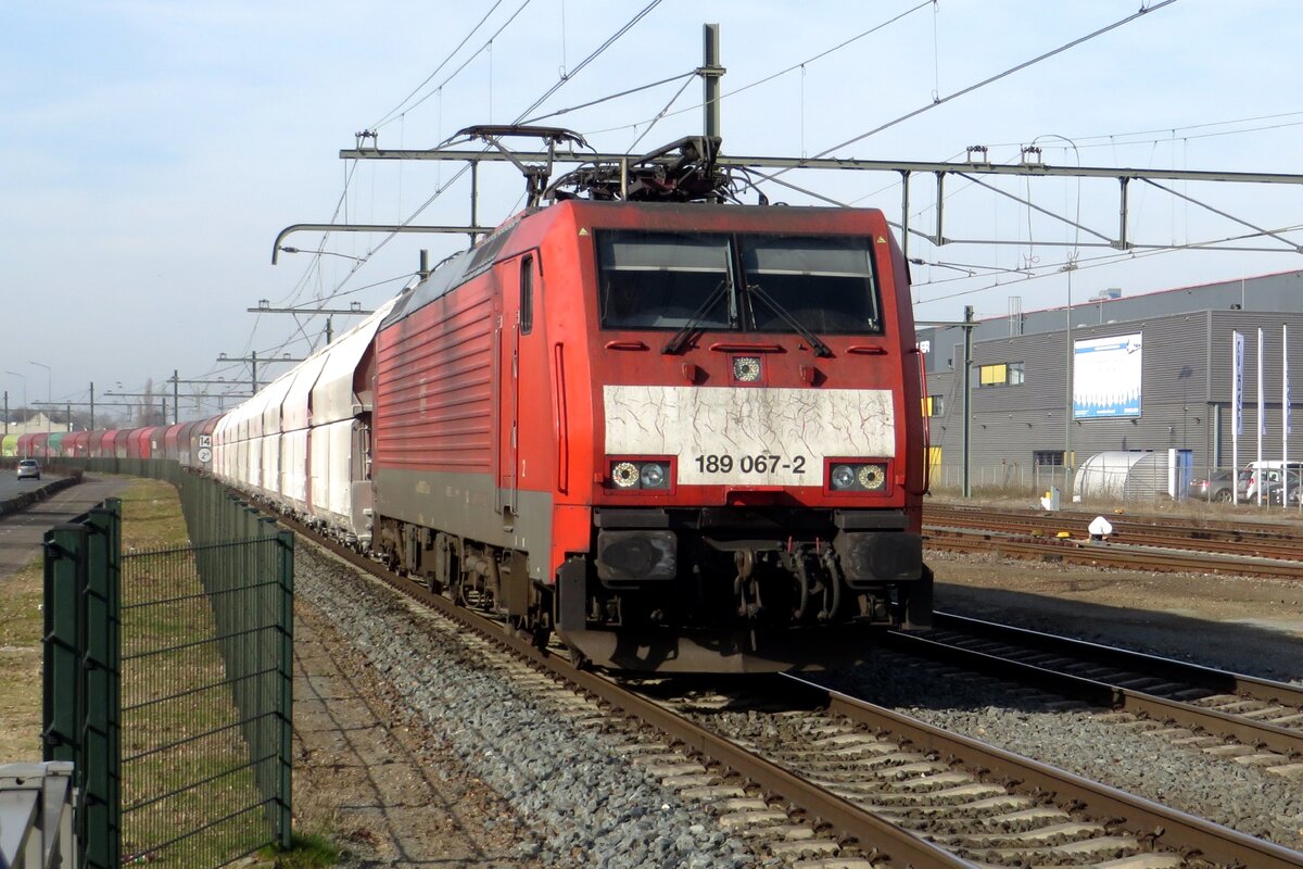 DBC 189 067 hauls the Flandersbach lime/steel train through Blerick on 15 February 2023.
