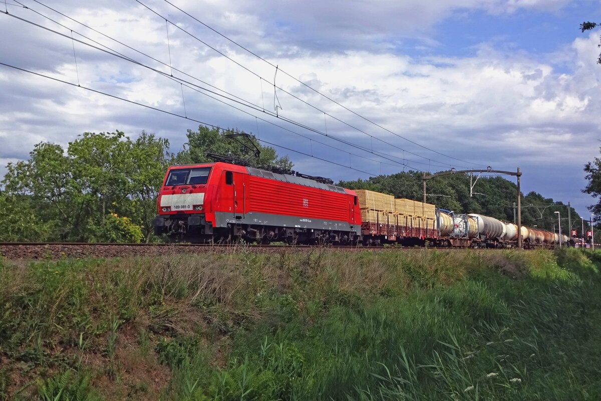 DBC 189 081 hauls a mixed freight through Tilburg Oude Warande on 31 July 2019.