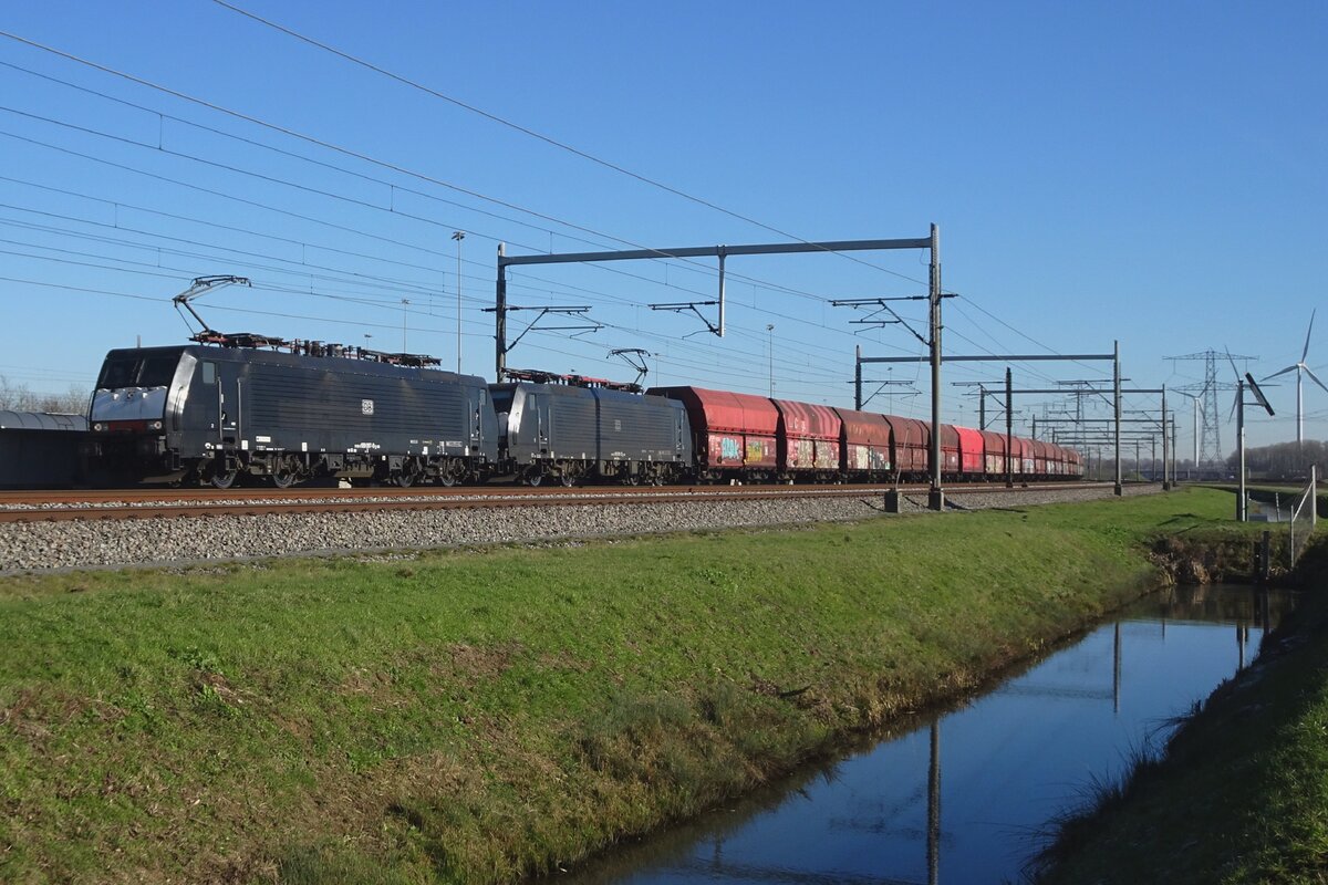 DBC 189 097 hauls a coal train through Valburg on 8 February 2023.