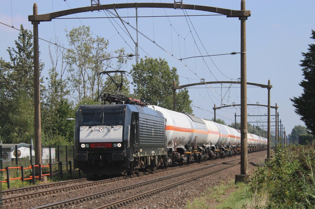DBC 189 099 heads an LNG train toward Sloehaven through Hulten on 23 August 2023.