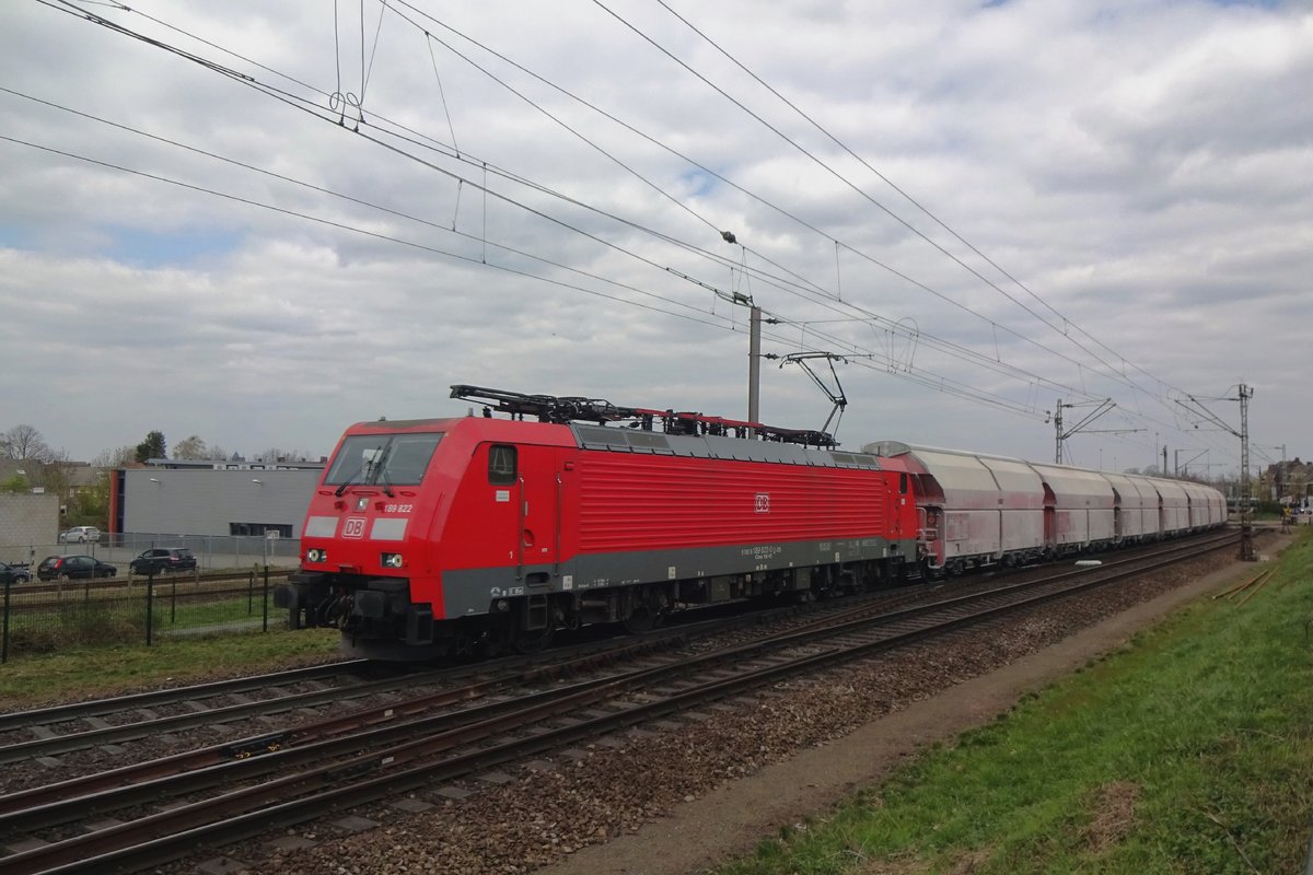 DBC 189 822 hauls a lime train through Venlo toward the Dutch-german border on 8 April 2021.