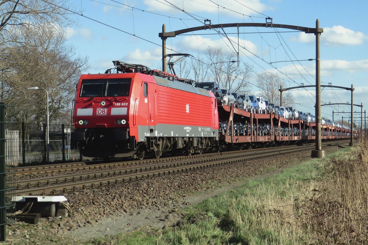 DBC 189 822 hauls a GEFCO-automotives train through Hulten on 23 February 2022.