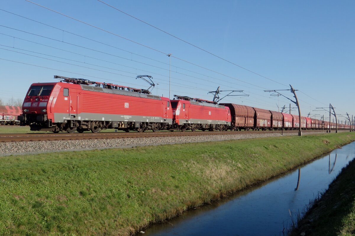 DBC 189 822 hauls a coal train through Valburg on 8 February 2023.