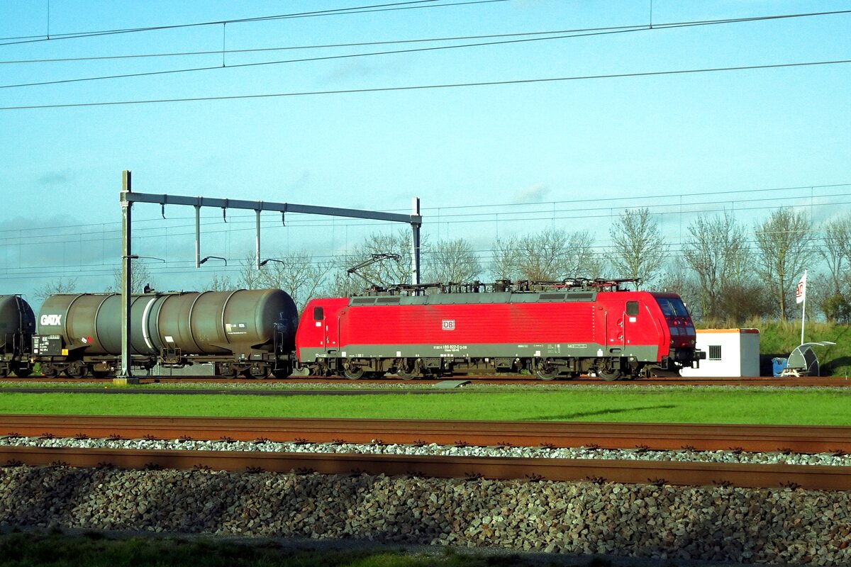 DBC 189 822 stands at Valburg on 13 November 2022 with already 15 minues delay. AFter another ten minutes she will attempt to ciontinue her journey to Emmerich, will come to a standstill after 150 yards and only after another 15 minutes she will be able to continue her journey.