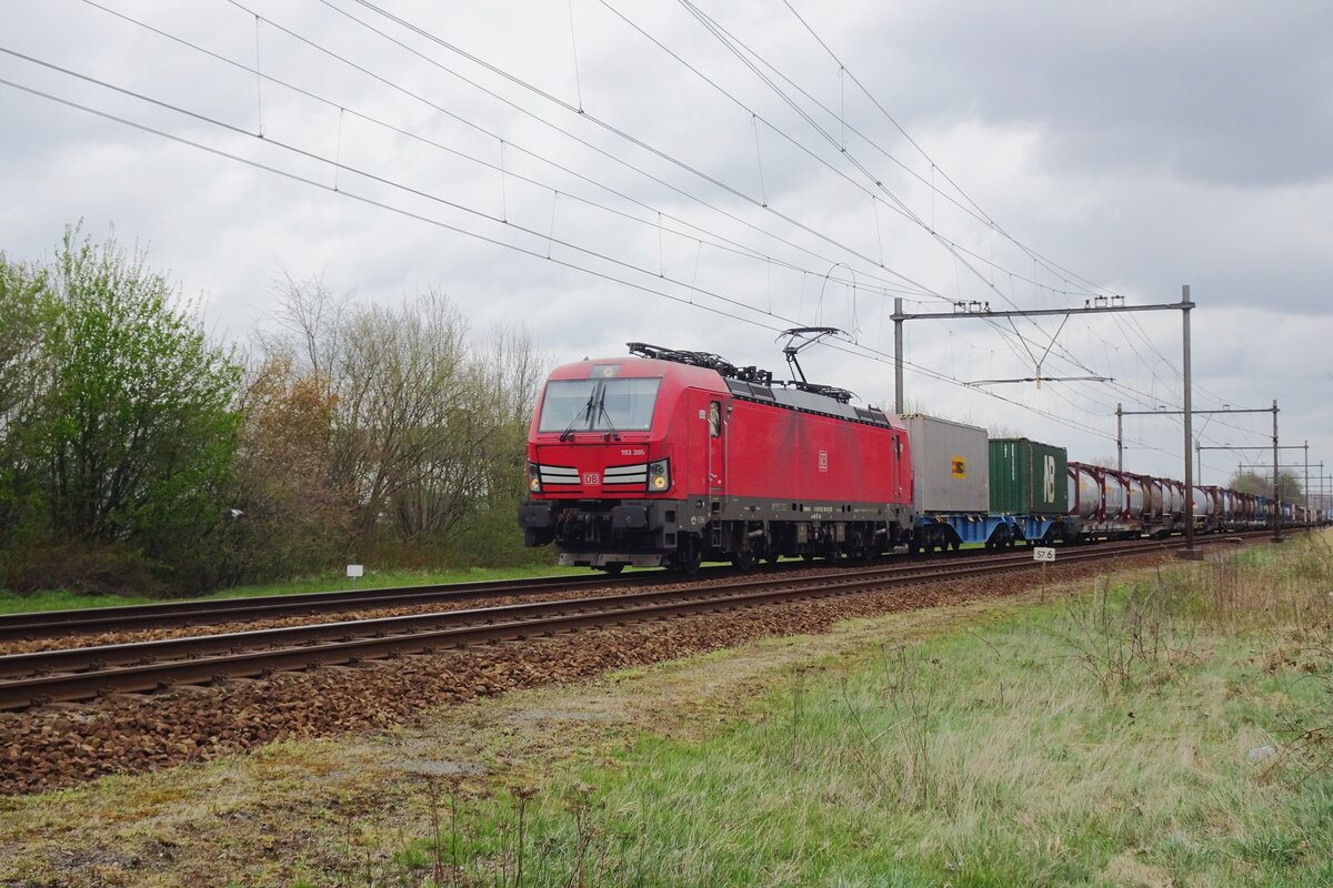 DBC 193 305 hauls an intermodal train through Alverna on 8 April 2022.