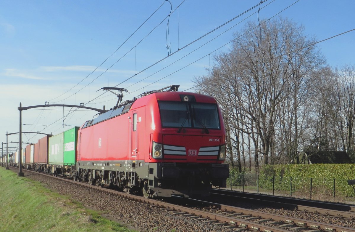 DBC 193 314 hauls a container train through Hulten on 21 February 2021.