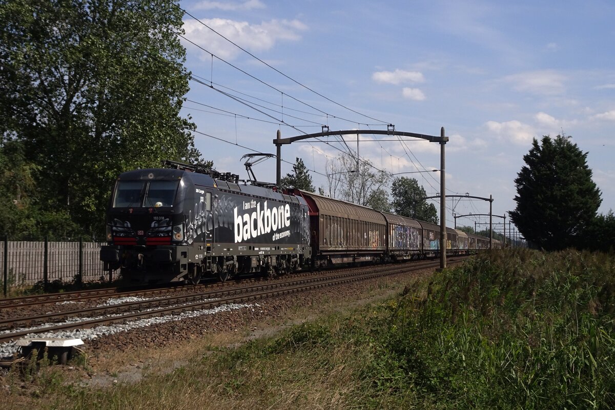 DBC 193 318 hauls a block train through Hulten on 2 September 2022.