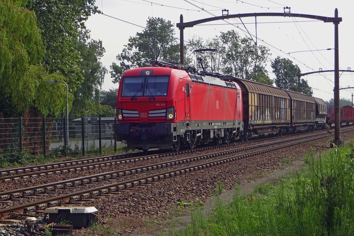 DBC 193 322 hauls a mixed freight through Hulten on 16 August 2019. 