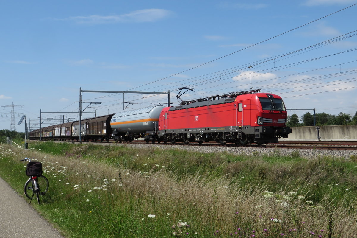 DBC 193 334 hauls a mixed freight train through Valburg CUP on 23 July 2020.