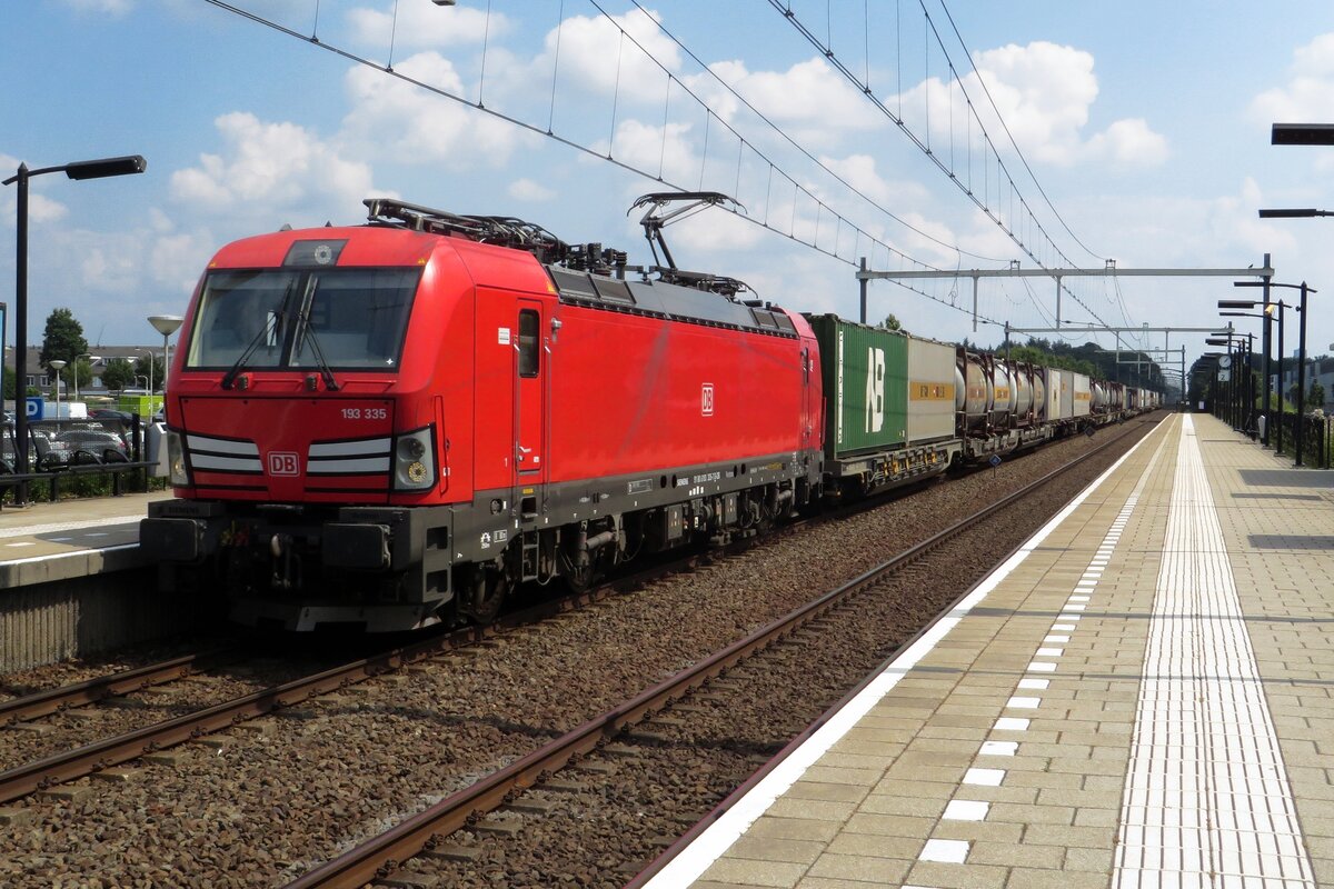 DBC 193 335 hauls the Ruhland intermodal shuttle train (Ruhland, Germany<=>Amtwerpen, Belgium) through Tilburg-Reeshof on 4 August 2021.